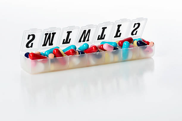 医学のピルオーガナイザー - pill medicine capsule excess ストックフォトと画像