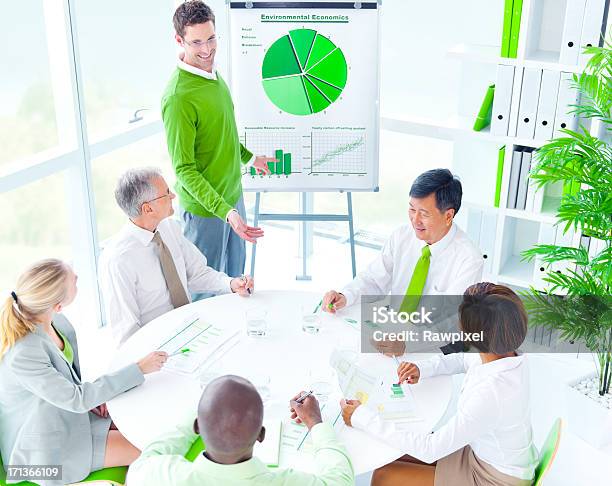 Green Business Meetings Stockfoto und mehr Bilder von Offizielles Treffen - Offizielles Treffen, Aktiver Senior, Alter Erwachsener