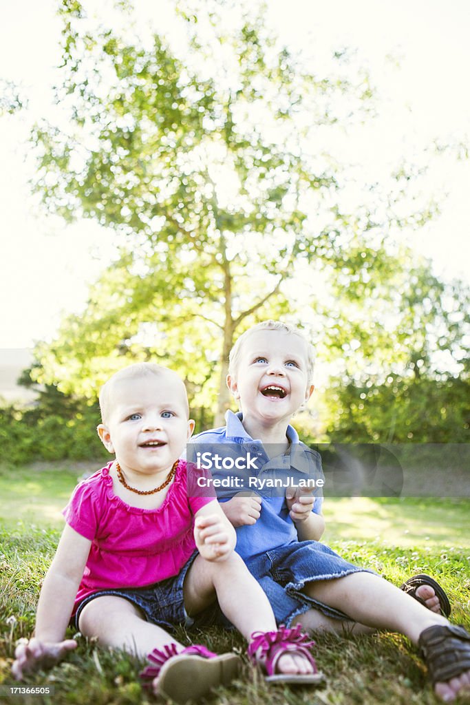 Ragazzo e ragazza nel parco soleggiato - Foto stock royalty-free di 12-17 mesi