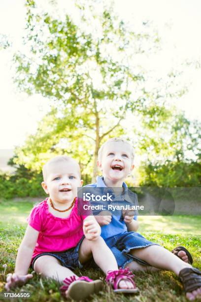 Foto de Menino E Uma Menina Na Ensolarada Park e mais fotos de stock de 12-17 meses - 12-17 meses, 18 a 23 meses, Bebê