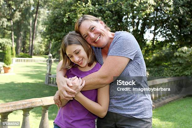 Criar Laços Tempo - Fotografias de stock e mais imagens de Abraçar - Abraçar, Adolescente, Adolescência