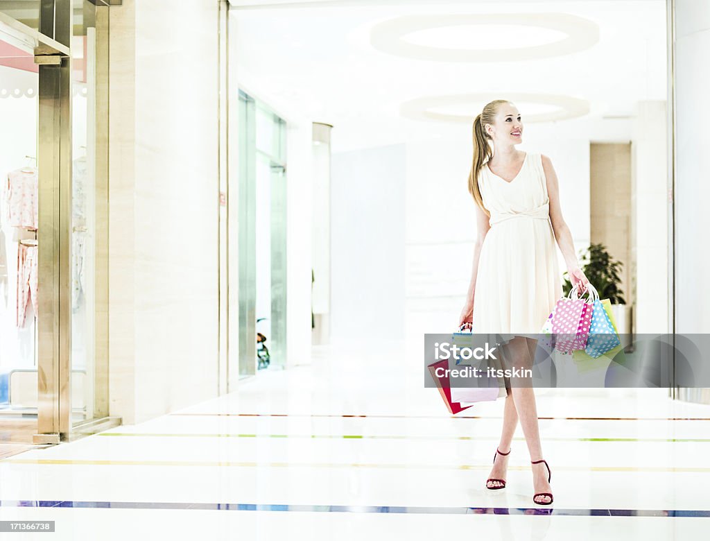 Беременная женщина, шоппинг - Стоковые фото Розничная торговля роялти-фри