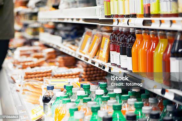 Refrigerato Foods - Fotografie stock e altre immagini di Supermercato - Supermercato, Scaffale, Bibita