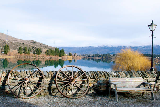 Lake Dunstan, Cromwell, Otago, New Zealand  wagon wheel bench stock pictures, royalty-free photos & images
