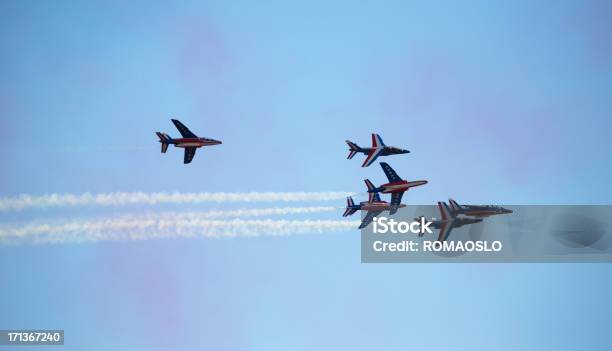 Patrouille De Francia Aerobatic Mostrar Equipo Foto de stock y más banco de imágenes de Acrobacia aérea - Acrobacia aérea, Actividad, Arreglo