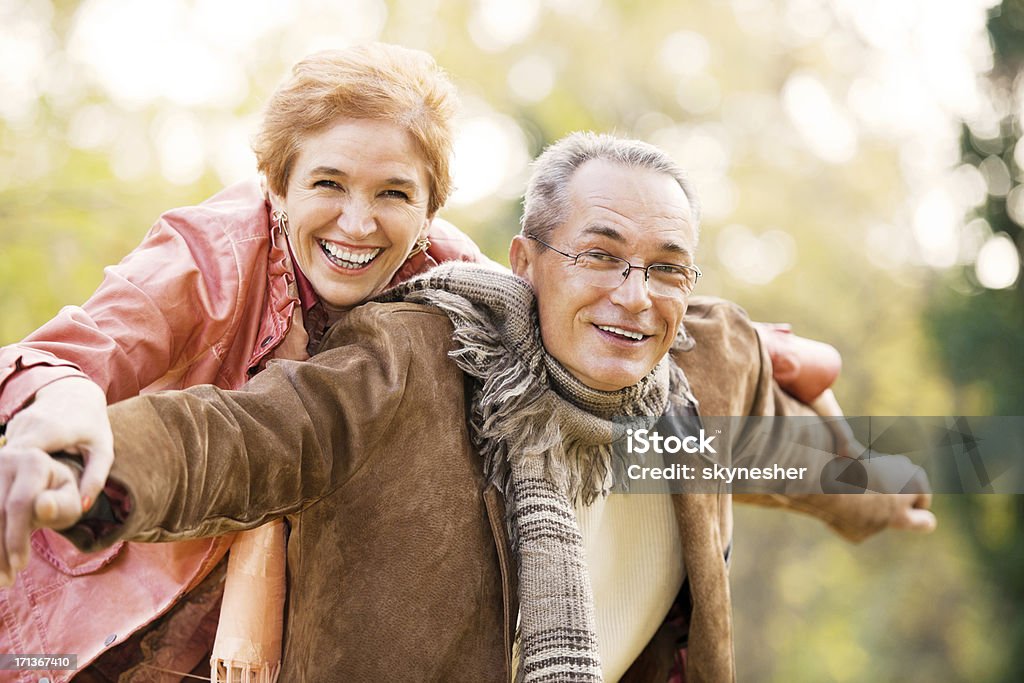 Älteres Paar genießen im park. - Lizenzfrei Alter Erwachsener Stock-Foto