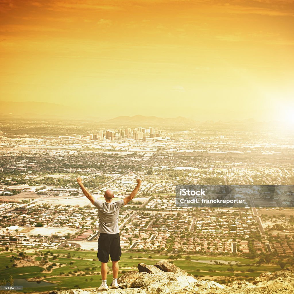 Hombre caminatas en galardonado después de la ciudad de Phoenix - Foto de stock de Phoenix - Arizona libre de derechos
