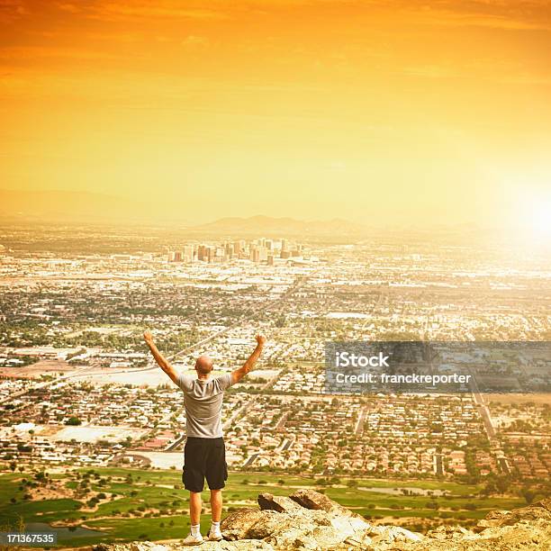 Hombre Caminatas En Galardonado Después De La Ciudad De Phoenix Foto de stock y más banco de imágenes de Phoenix - Arizona