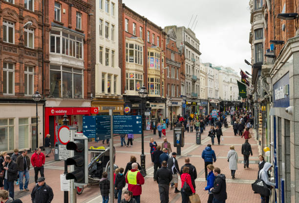 grafton street en el centro de la ciudad de dublín - dublin ireland urban road people real people fotografías e imágenes de stock