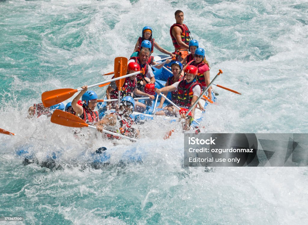 rafting sulle rapide - Foto stock royalty-free di Rafting sulle rapide