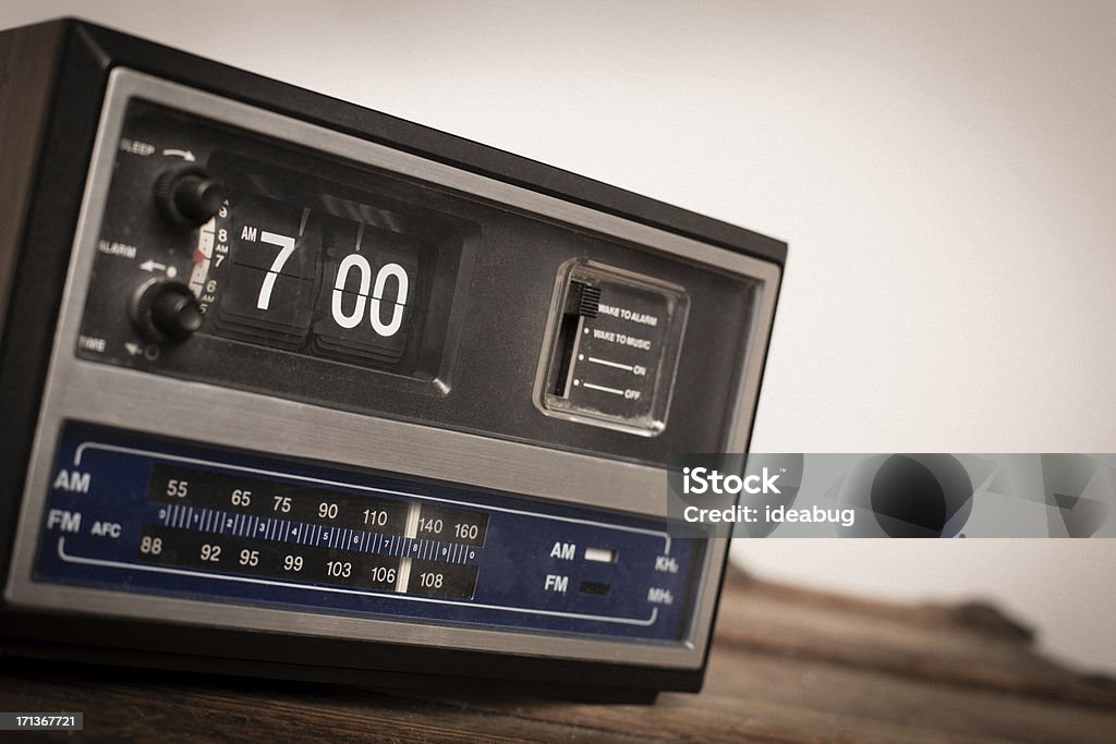 デジタル時計付きラジオの木製テーブルに座る - 目覚まし時計のロイヤリティフリーストックフォト