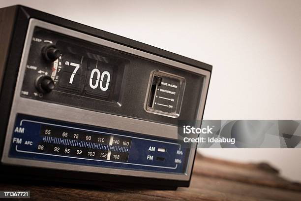 Relógio Digital De Sentada Na Mesa De Madeira - Fotografias de stock e mais imagens de Despertador - Despertador, Acordar, 1980-1989