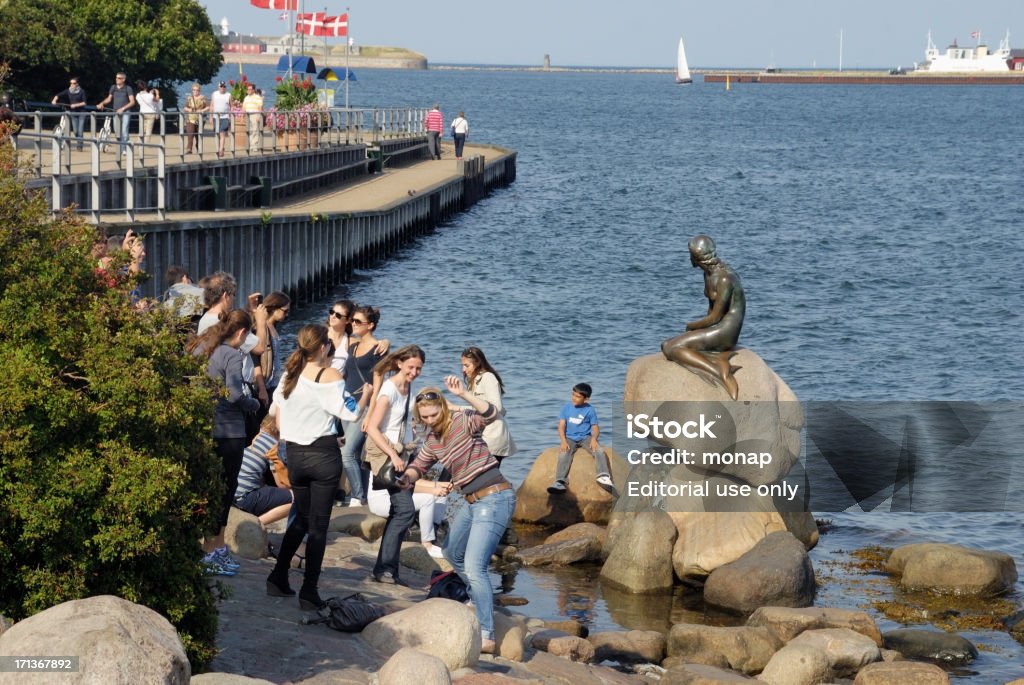 Человек, глядя на Статуя Русалочки в Копенга�гене. - Стоковые фото Статуя Русалочки роялти-фри