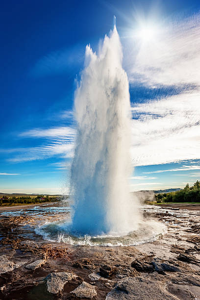 исландия гейзер strokkur - гейзер стоковые фото и изображения