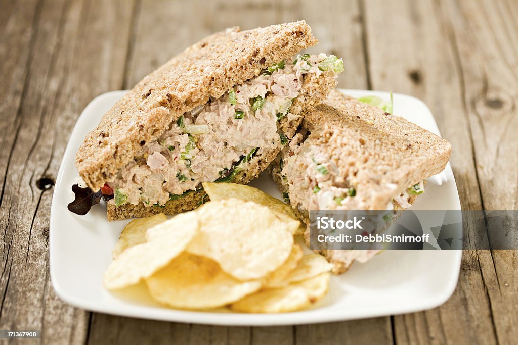 Sanduíche de atum em um prato branco - Foto de stock de Atum - Peixe royalty-free
