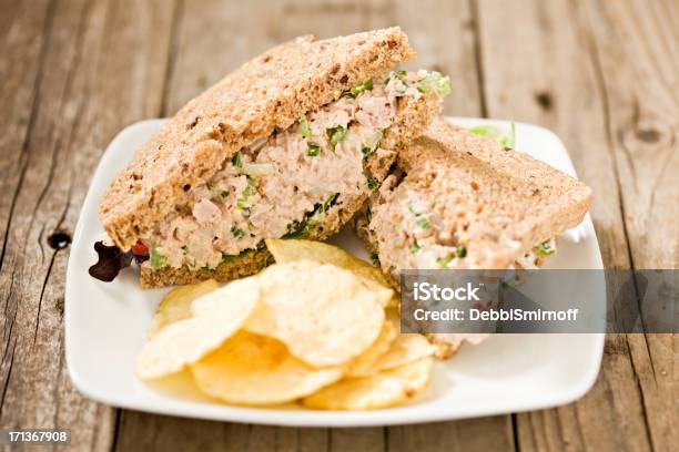 Foto de Sanduíche De Atum Em Um Prato Branco e mais fotos de stock de Atum - Peixe - Atum - Peixe, Sanduíche, Sanduíche de Atum com Salada