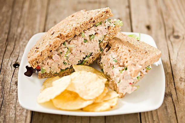 тунец сэндвич на белой тарелки - sandwich tuna tuna salad sandwich salad стоковые фото и изображения