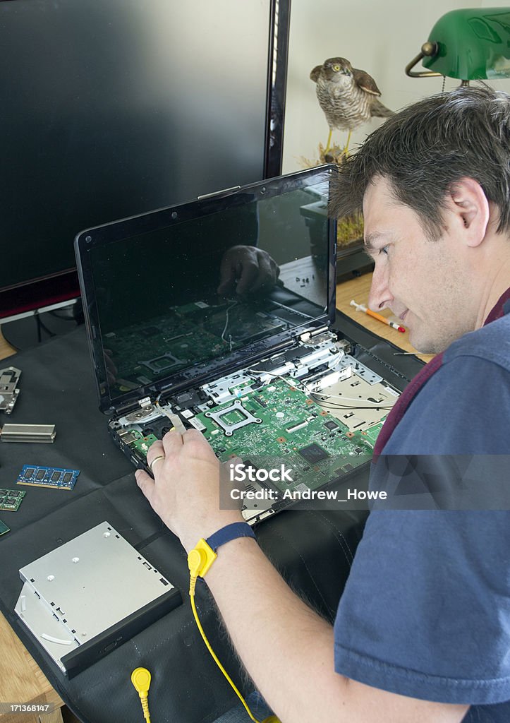 Инженер ремонт ноутбук - Стоковые фото Безопасность роялти-фри