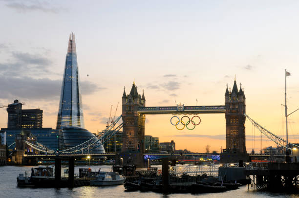 tower bridge durante os jogos olímpicos de londres 2012 - olympian imagens e fotografias de stock