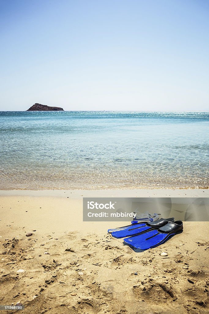 Immersioni maschera e pinne sulla spiaggia di sabbia - Foto stock royalty-free di Ambientazione esterna