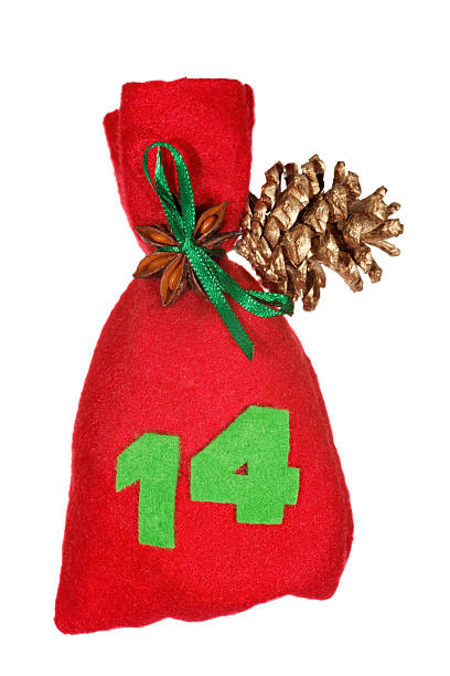 rojo bolsa de navidad aislado en blanco calendario navideño - advent calendar christmas number number 14 fotografías e imágenes de stock