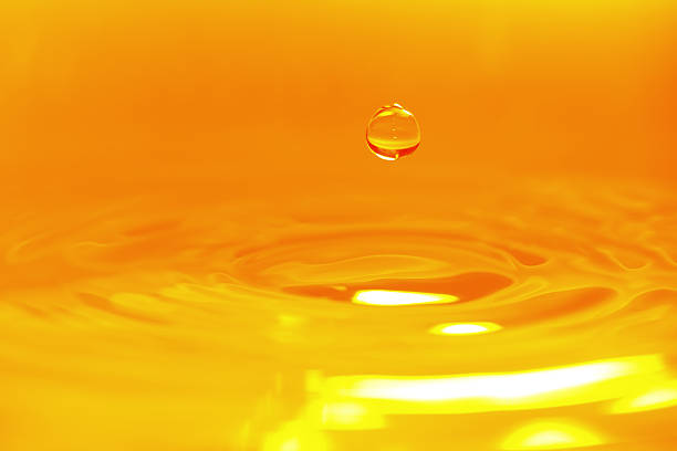 goldene farbe wasser tropfen hintergrund-xxxxxlarge - liquid drop orange yellow stock-fotos und bilder