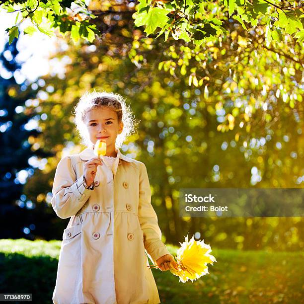 소녀만 In 추절 공원 가을에 대한 스톡 사진 및 기타 이미지 - 가을, 아이스크림, 6-7 살