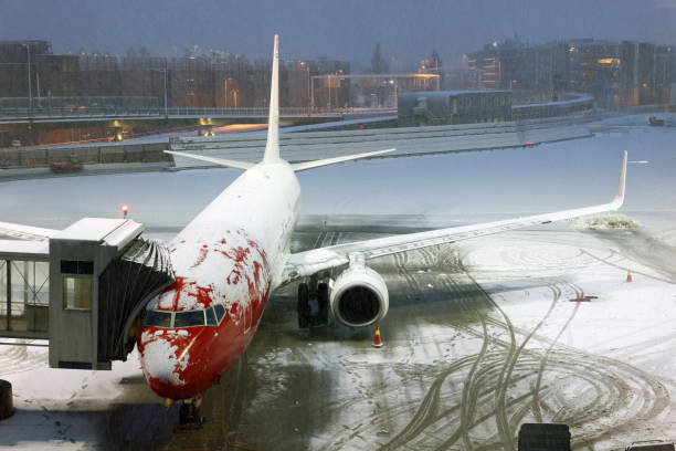 aereo di linea passeggeri bianco sull'aeroporto in inverno - airfield mountain snow airport foto e immagini stock