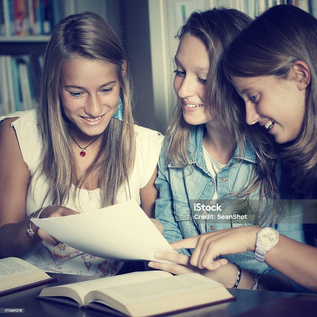 Adolescentes sorridente ler uma carta na biblioteca - Royalty-free Escola secundária - Educação Foto de stock
