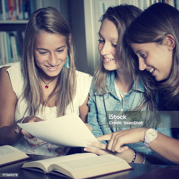 Adolescentes Sorridente Ler Uma Carta Na Biblioteca - Fotografias de stock e mais imagens de Escola secundária - Educação