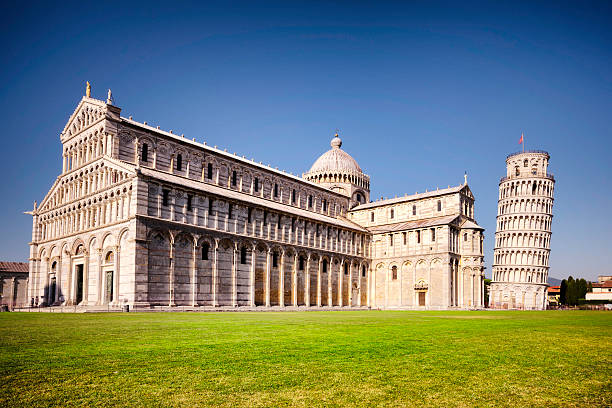 der schiefe turm von pisa, italien und kathedrale - pisa stock-fotos und bilder