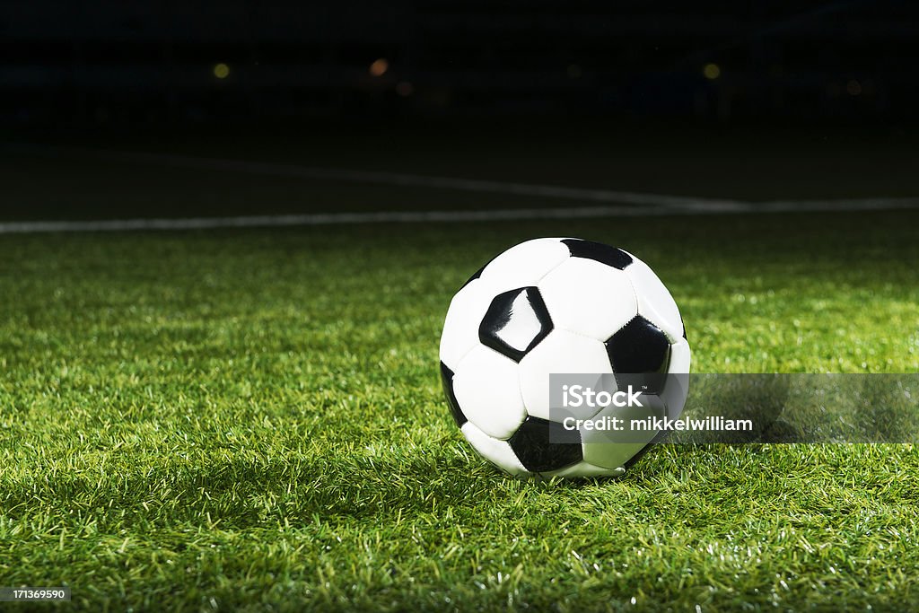 Bola de Futebol no estádio à noite - Royalty-free Acaso Foto de stock