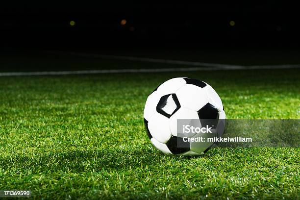 Bola De Futebol No Estádio À Noite - Fotografias de stock e mais imagens de Acaso - Acaso, Ao Ar Livre, Atividades de Fim de semana
