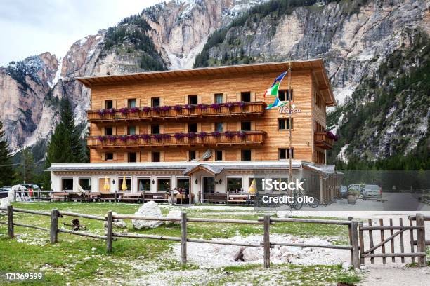 Chalet Rifugio Pederu Foto de stock y más banco de imágenes de Aire libre - Aire libre, Alojamiento y desayuno, Alpes Europeos