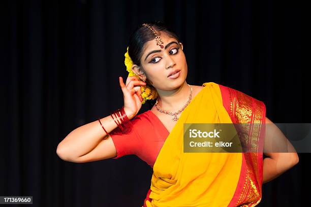 Indyjski Kobieta Tancerz Klasyczny Bharata Natyam - zdjęcia stockowe i więcej obrazów 18-19 lat - 18-19 lat, Adolescencja, Biżuteria
