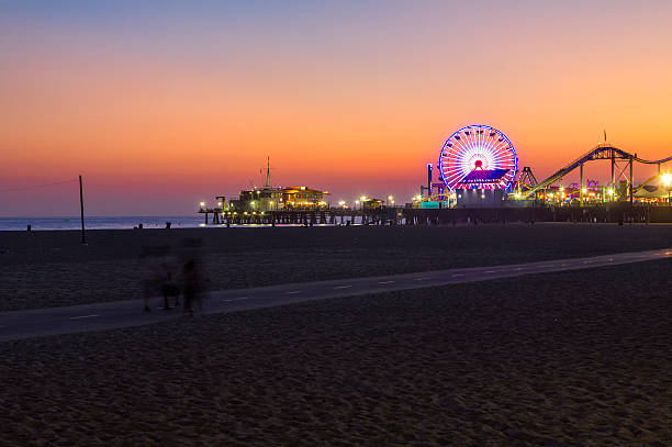 サンタモニカビーチの夕暮れ - santa monica pier ストックフォトと画像