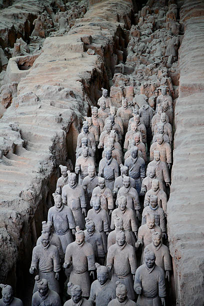 vista vertical de la china antiguo warriors - terracotta power famous place chinese culture fotografías e imágenes de stock