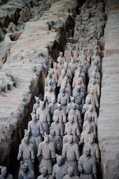 vertical vista da china antiga warriors - terracotta power famous place chinese culture - fotografias e filmes do acervo