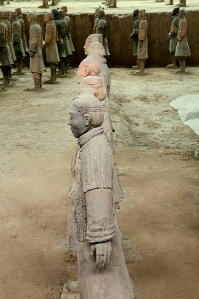 perfil de um guerreiro de terracota da china - terracotta power famous place chinese culture - fotografias e filmes do acervo