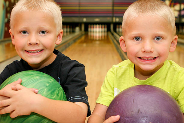 Niños de bolos - foto de stock