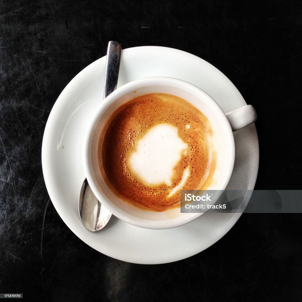 Vista aérea de un macchiato de café en blanco taza con cuchara. - Foto de stock de Bebida libre de derechos