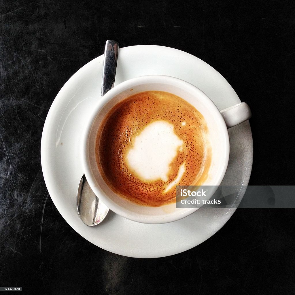 Stałe widok macchiato kawy w biały kubek z łyżki. - Zbiór zdjęć royalty-free (Bar kawowy)