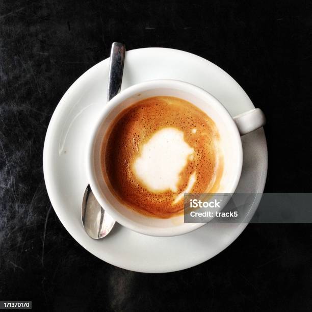 Visão Geral De Macchiato Café Caneca Em Branco Com Colher - Fotografias de stock e mais imagens de Bebida