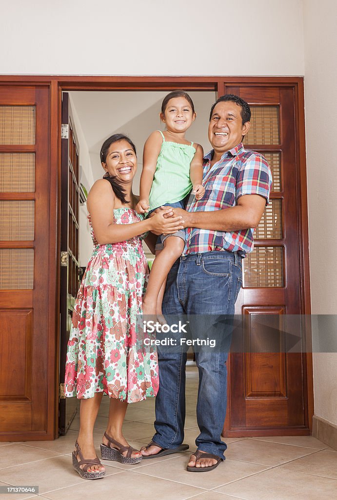 Feliz familia Latino en la puerta de su casa - Foto de stock de Adulto libre de derechos