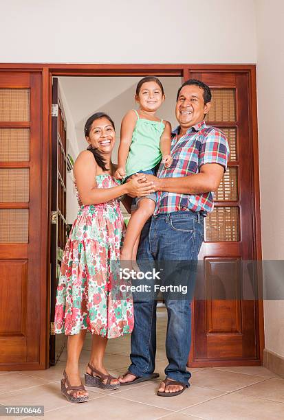 Feliz Familia Latino En La Puerta De Su Casa Foto de stock y más banco de imágenes de Adulto - Adulto, Alegre, Casa