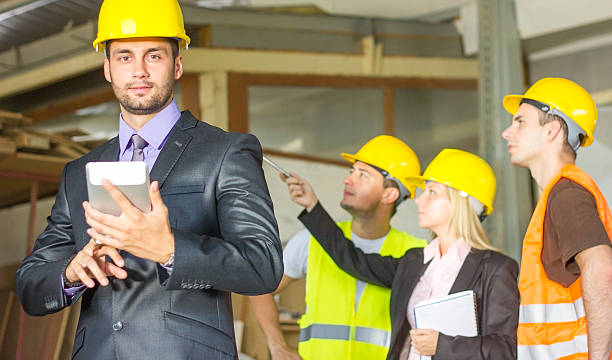 trabalhador da construção civil e o computador. - corporate business manager manual worker architect imagens e fotografias de stock