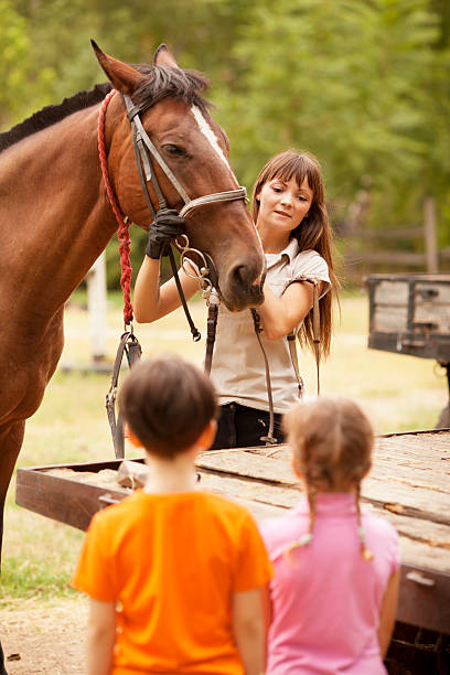 bambini riunione con i cavalli. - teaching child horseback riding horse foto e immagini stock