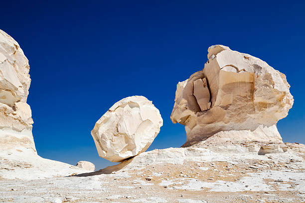 formación de roca del desierto blanco de egipto - white desert fotografías e imágenes de stock