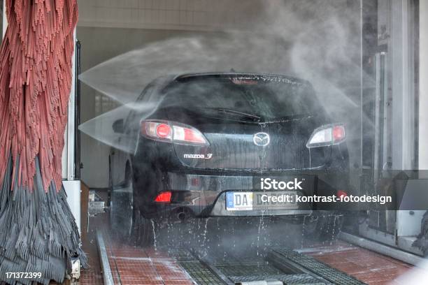 Mazda 3 Lavagem Automática - Fotografias de stock e mais imagens de Lavagem Automática - Lavagem Automática, Moderno, Carro