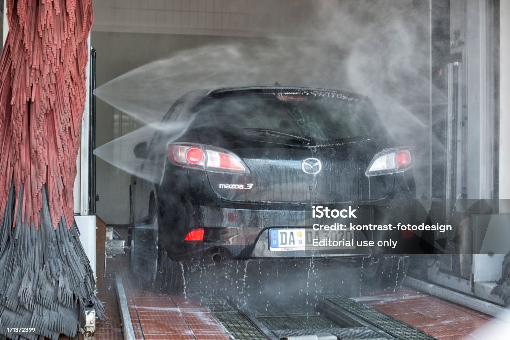 Mazda 3, Автомойка - Стоковые фото Автомойка роялти-фри